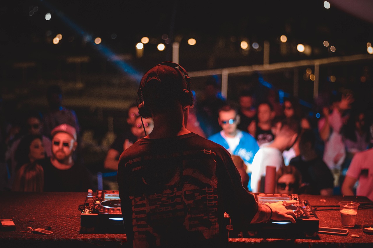 The Vibe & Atmosphere: Heartbeat of Goa– Party Pulse or Serene Soul