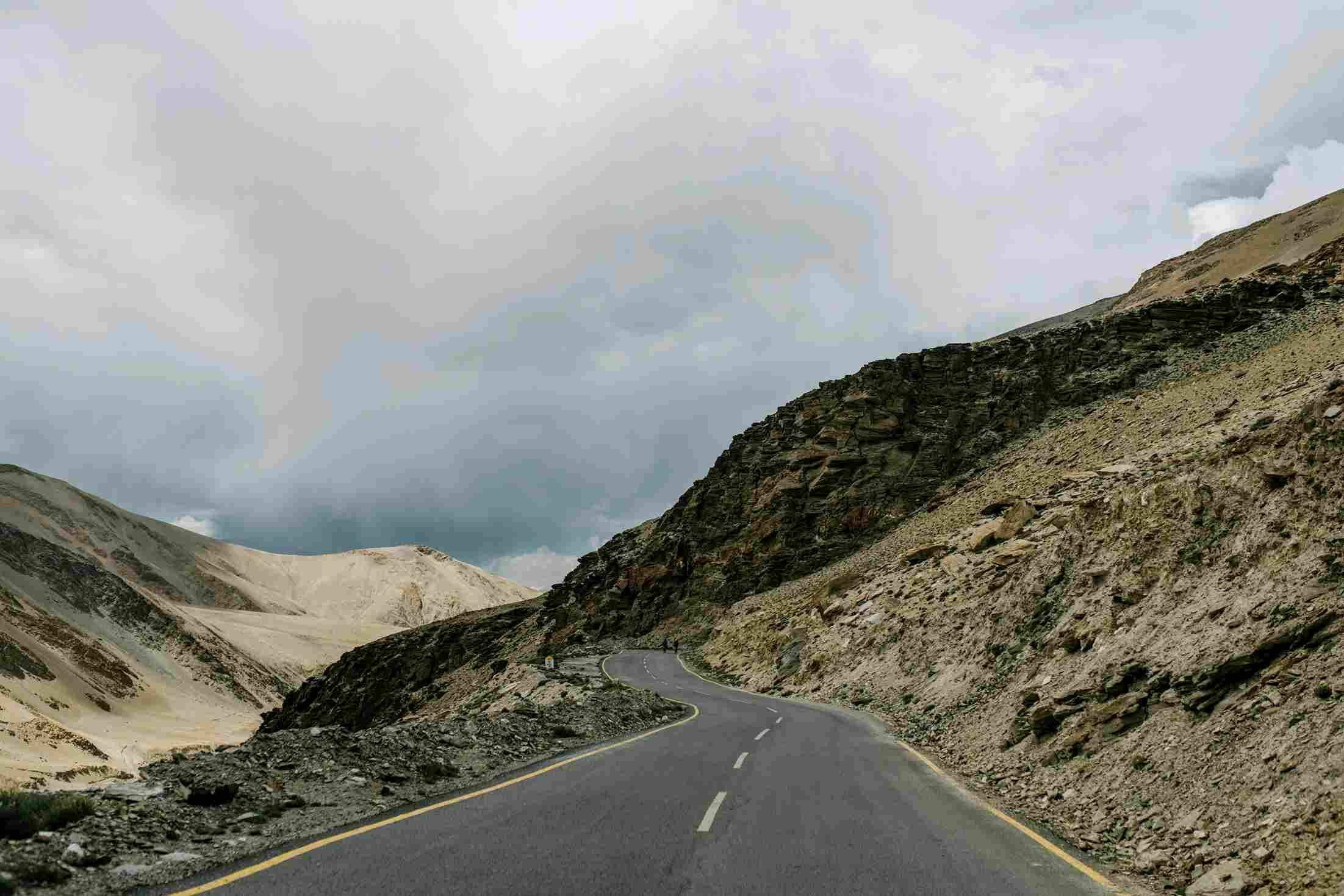 Your Eyes Will Be Amazed by the Discovery of Magnetic Hill