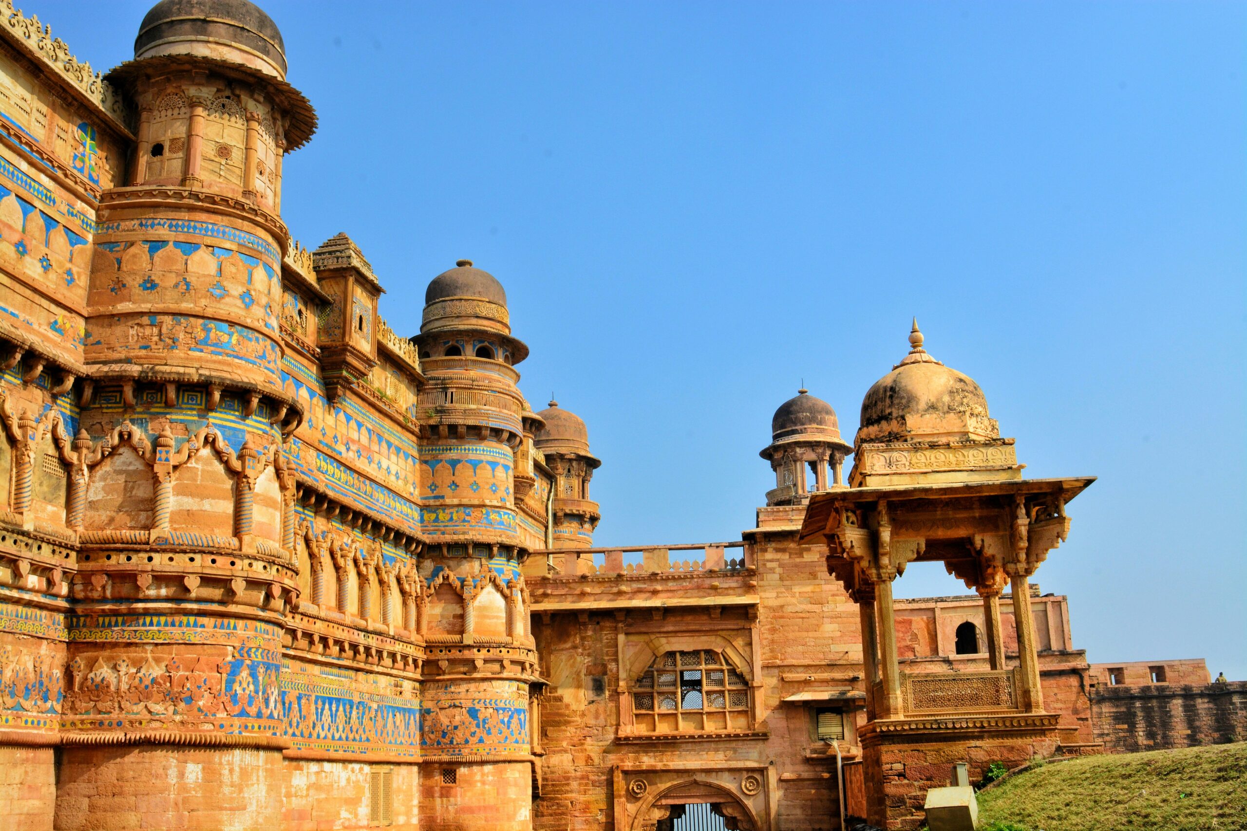 How to Reach Gwalior for Your Perfect Gwalior Trip Package